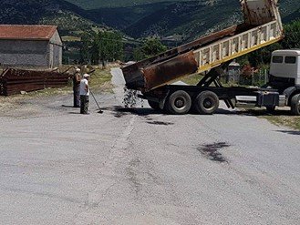 Στρώνουν άσφαλτο στον δρόμο Καλύβια-Πύθιο του δήμου Ελασσόνας – ΦΩΤΟ