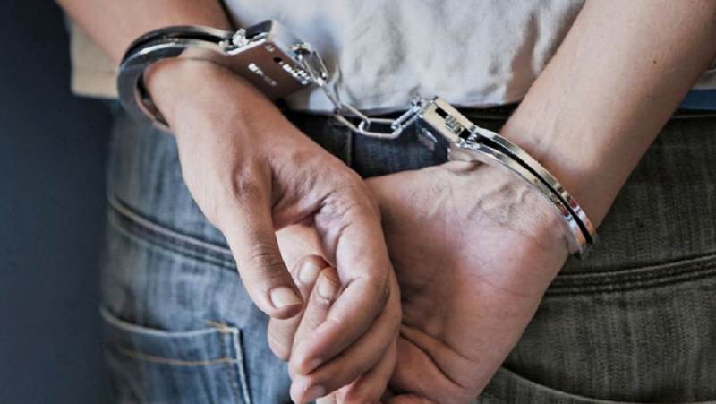 Σύλληψη απατεώνα στην Ελασσόνα για δήθεν πώληση αυτοκινήτου και κινητών
