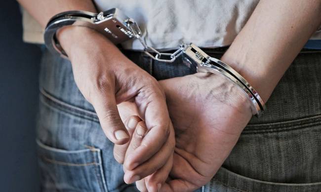Συνελήφθη Ελασσονίτης με κλεμένο κινητό και ναρκωτικά