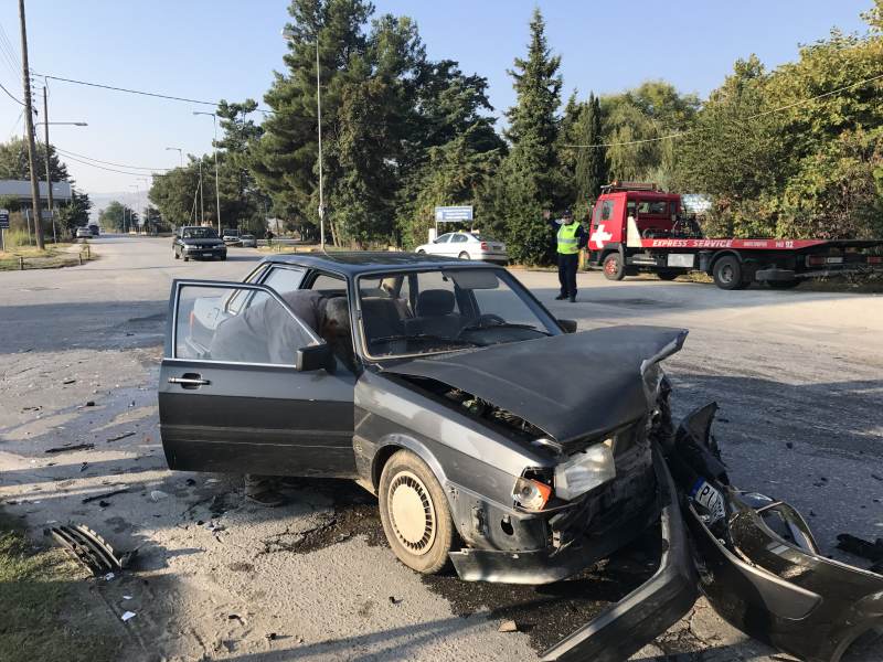 Μετωπική σύγκρουση αυτοκινήτων στην Ελασσόνα