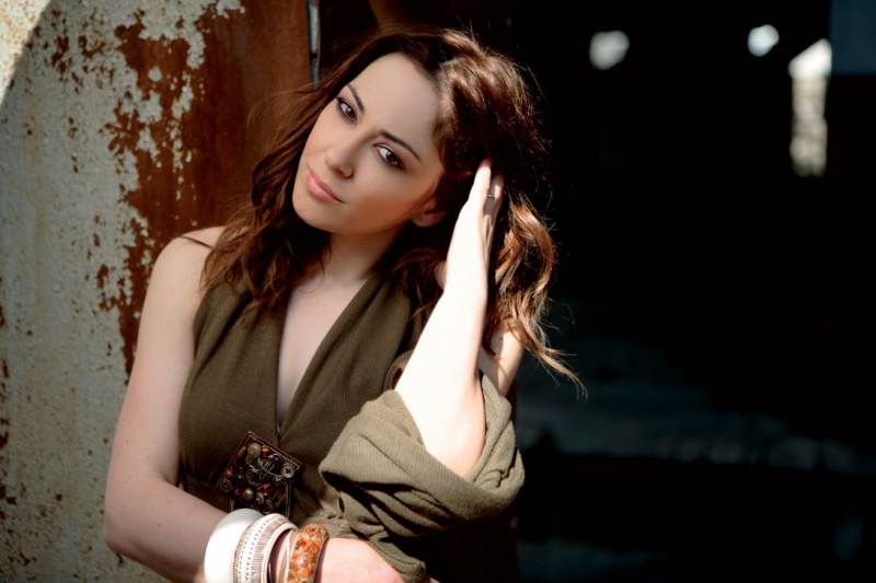 Η Μελίνα Ασλανίδου ανάβει το Χριστουγεννιάτικο δέντρο στην Ελασσόνα