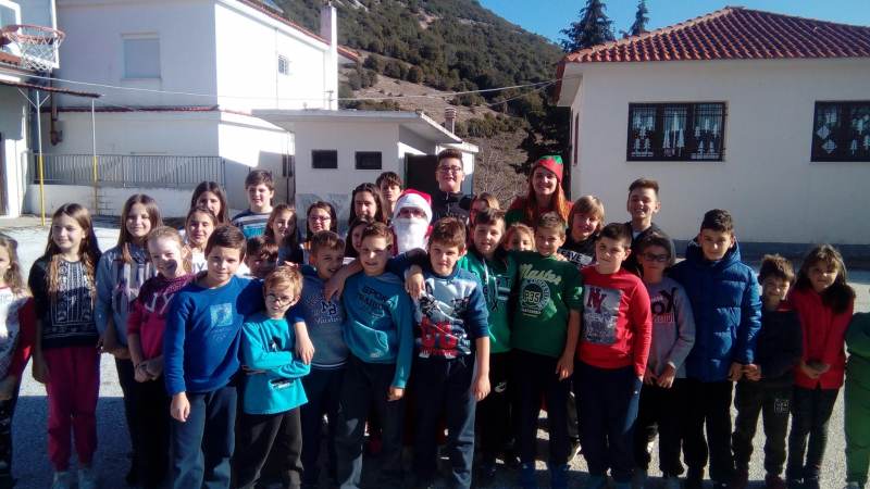 Το αυτοκίνητο του Αϊ Βασίλη σε Λιβάδι, Κρανιά, Λουτρό (φώτο)