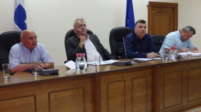 «Ταύρος εν υαλοπωλείω» στο Δ.Σ. Ελασσόνας!