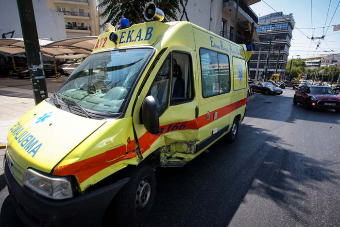 Σύγκρουση ασθενοφόρου με Ι.Χ κοντά στο Σαραντάπορο