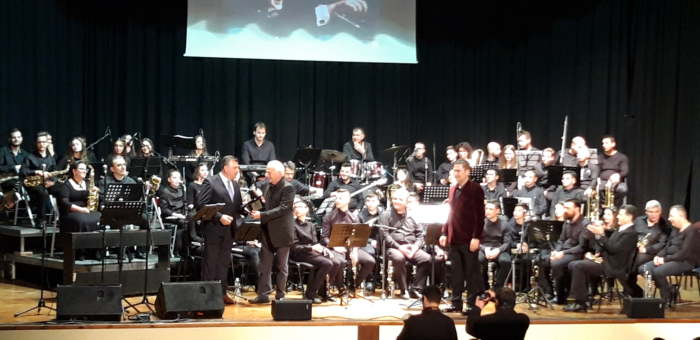 Ενθουσίασε η συναυλία της Φιλαρμονικής με τραγούδια του Γιώργου Χατζηνάσιου