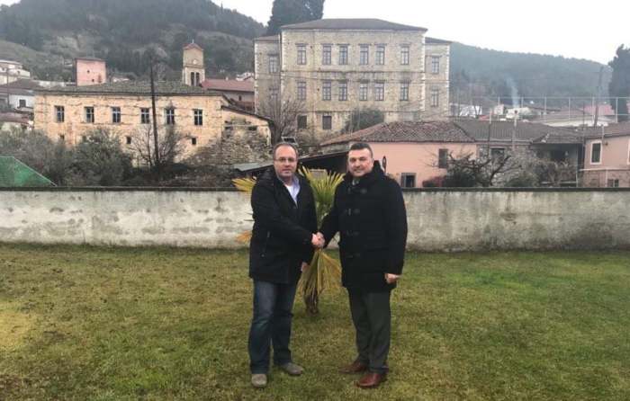 Στο πλευρό του Νίκου Ευαγγέλου ο γιατρός Κωστας Βατάλης