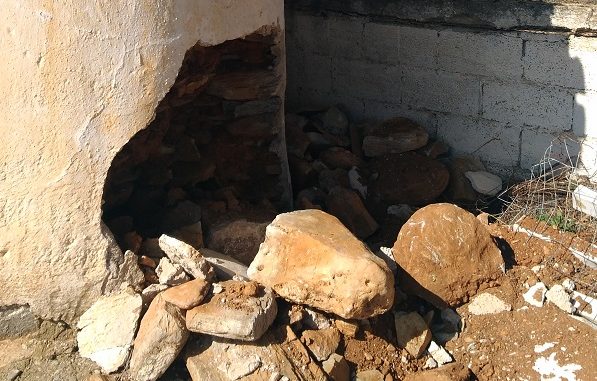 ΑΠΙΣΤΕΥΤΟ! ΓΚΡΕΜΙΣΑΝ ΤΜΗΜΑ ΕΚΚΛΗΣΙΑΣ ΣΤΗ ΔΟΛΙΧΗ ΨΑΧΝΟΝΤΑΣ ΓΙΑ ΘΗΣΑΥΡΟ!!!!