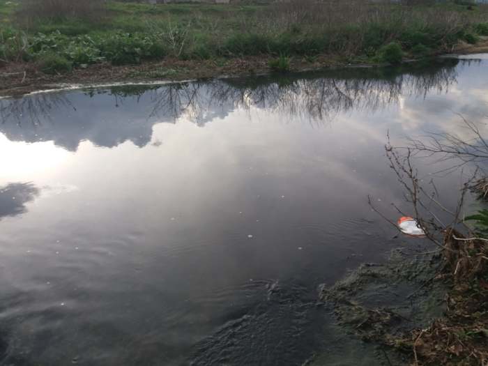 «Μαυρισμένος» ο Ελασσονίτης ποταμός (φωτ.)
