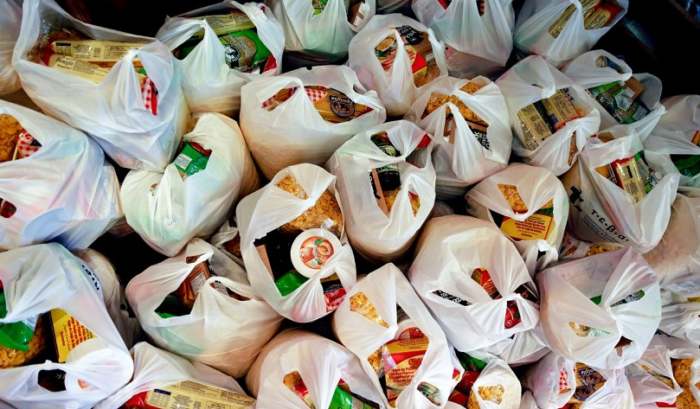 Διανομή προϊόντων για τους ωφελούμενους του πραγραμματος ΤΕΒΑ στην Ελασσόνα