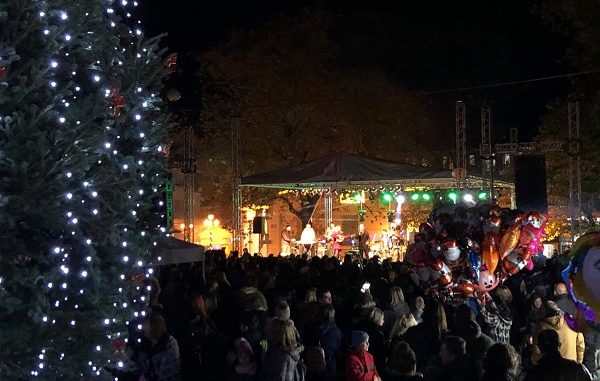 ΆΝΑΨΕ ΤΟ ΧΡΙΣΤΟΥΓΕΝΝΙΑΤΙΚΟ ΔΕΝΤΡΟ Η ΕΛΑΣΣΟΝΑ