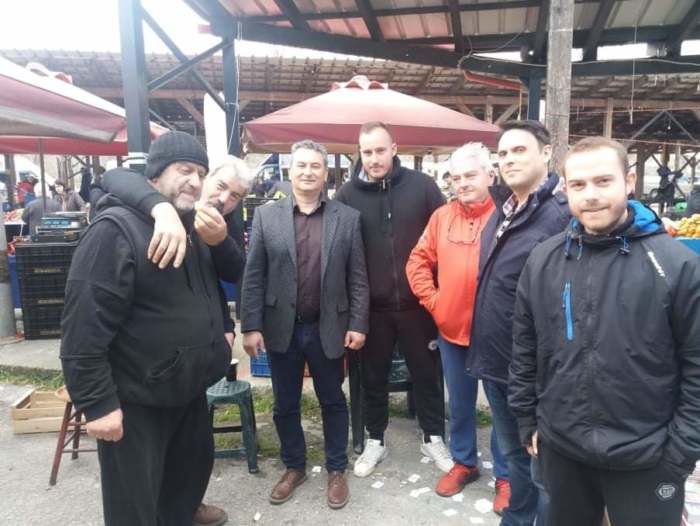 Στην λαϊκή αγορά της Ελασσόνας O Βαγγέλης Αποστόλου