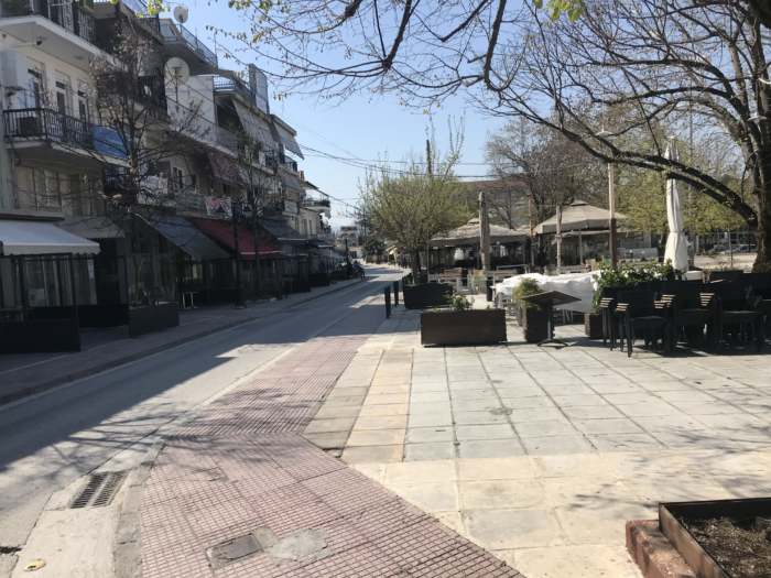 Σάββατο 11 Απριλίου – Έρημη πόλη η Ελασσόνα (φώτο)