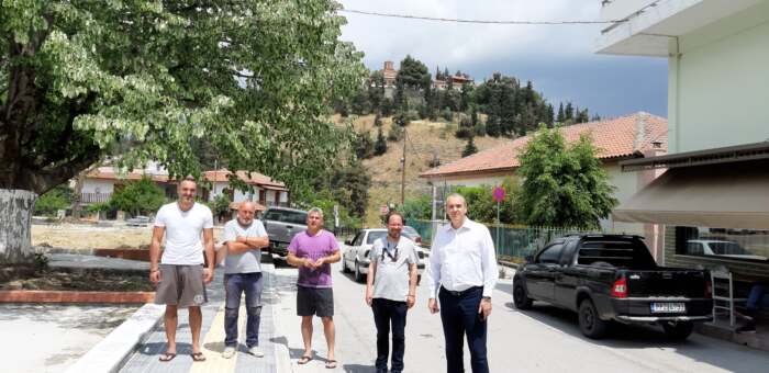 Πεζοδρομείτε ο δρόμος μπροστά από τα καταστήματα στην πλατεία Βαροσίου