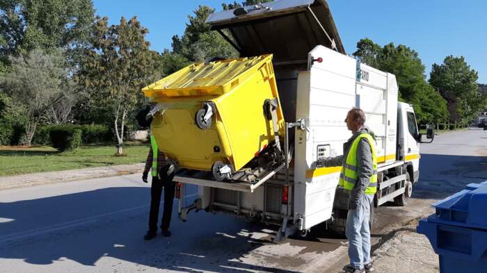 Δήμος Ελασσόνας: «Συνεχίζονται οι απολυμάνσεις κοινόχρηστων χώρων και το πλύσιμο των κάδων απορριμμάτων»