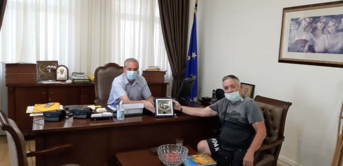 Στον δήμαρχο Ελασσόνας ο Δημήτριος Καφές που κατέκτησε δύο ασημένια μετάλλια στο Πανελλήνιο Πρωτάθλημα Στίβου