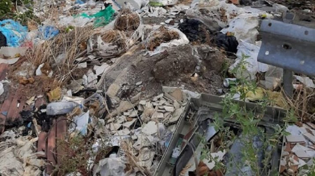 Ανεξέλεγκτη χωματερή στην ε.ο. Τυρνάβου – Ελασσόνας πάνω από το Αργυροπούλι (ΦΩΤΟ)