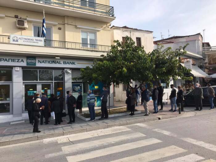 Ουρές στις τράπεζες στην Ελασσόνα – ΦΩΤΟΓΡΑΦΙΕΣ