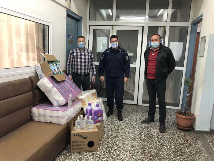 Μάσκες και είδη καθαρισμού στο Α.Τ. Ελασσόνας από το Εργατουπαλληλικό κέντρο