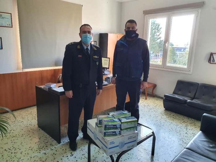 500 μάσκες από την ΜΠΙΖΙΟΣ ΑΕ στο Αστυνομικό Τμήμα της Ελασσόνας
