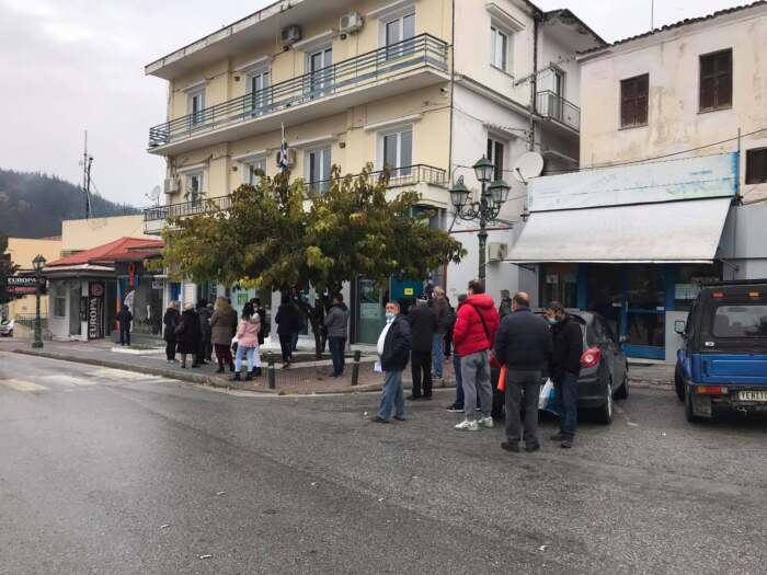Με το χέρι στην τσέπη σήμερα οι Ελασσονίτες – Ουρές στις τράπεζες (φωτο)
