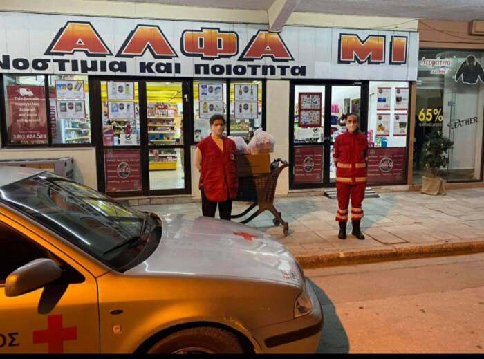 Προσφορά τροφίμων από το SUPER ΜΑΡΚΕΤ AΛΦΑ ΜΙ στο Περιφερειακό Τμήμα Ελασσόνας του Ελληνικού Ερυθρού Σταυρού
