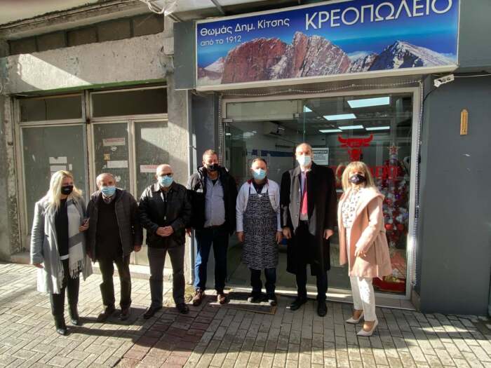 Βόλτα και ευχές στην αγορά της Ελασσόνας από τον δήμαρχο Ν. Γάτσα – ΦΩΤΟΓΡΑΦΙΕΣ