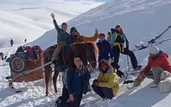 Στη Συκαμινέα Ελασσόνας μια παρέα νέων ονειρεύτηκε να δημιουργήσει ένα σπίτι – καταφύγιο ικανό να φιλοξενεί όσους αναζητούν το νέκταρ των Θεών!