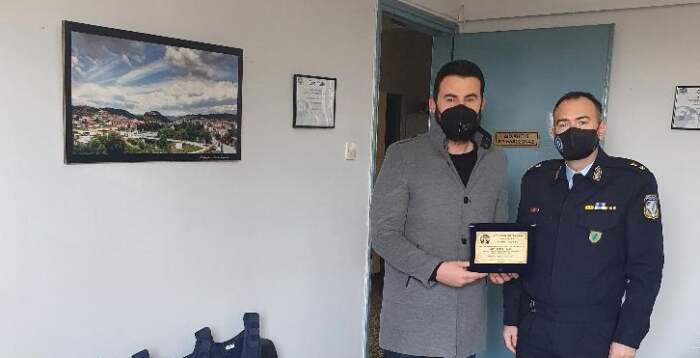 4 αλεξίσφαιρα γιλέκα στους αστυνομικούς της Ελασσόνας και το «ευχαριστώ» του Διοικητή