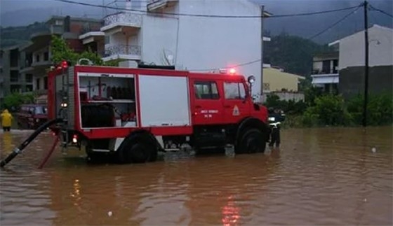 Τραγικό: Πνίγηκε πυροσβέστης ενώ πήγαινε να απεγκλωβίσει μαθητές