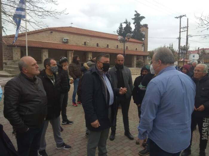 Ο Νίκος  Ευαγγέλου συνεχίζει καθημερινά τις επισκέψεις του στα χωριά της Ελασσόνας που επλήγησαν από τον σεισμό