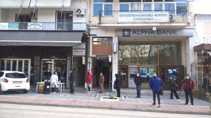 Ουρές για RAPID TESTS στην Ελασσόνα σήμερα (φωτο)