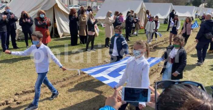 Συγκινητικό βίντεο και φωτό: Μαθητές παρελαύνουν δίπλα στις σκηνές στο σεισμόπληκτο Δαμάσι