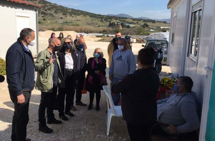 Επίσκεψη Γιάνη Βαρουφάκη και Σοφίας Σακοράφα στους σεισμόπληκτους σε Δαμάσι και Μεσοχώρι Λάρισας