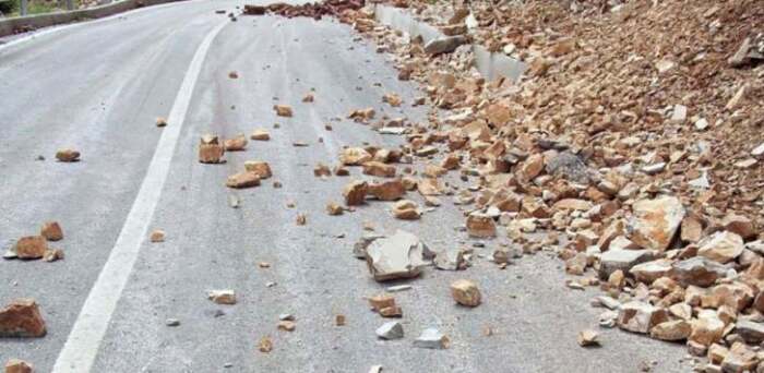 Έπεσαν βράχια τη νύχτα στον δρόμο Λάρισας – Ελασσόνας από τον σεισμό και τη βροχή: Έσπασαν τα προστατευτικά πλέγματα (ΦΩΤΟ)