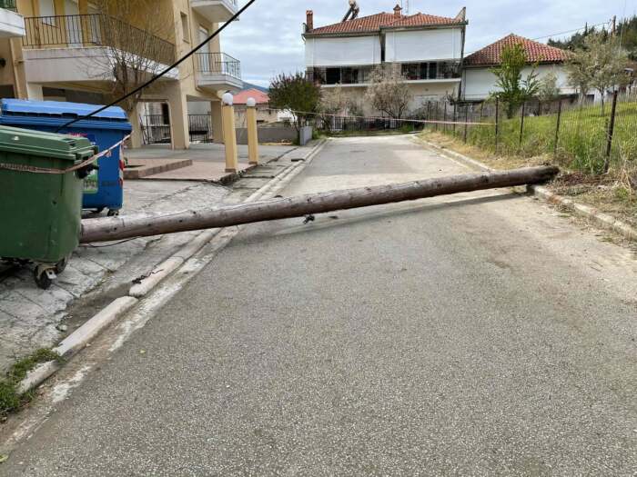 Χωρίς ρεύμα περιοχή της Ελασσόνας μετά από πτώση κολόνας της ΔΕΗ (φώτο)