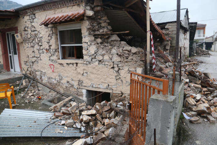 Σεισμόπληκτοι Ελασσόνας: Επιβίωση στο κρύο – Τηλεκπαίδευση σε αντίσκηνα