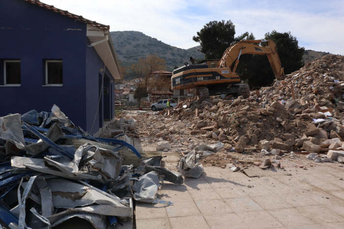 Η οδύσσεια ενός σεισμόπληκτου από το Δαμάσι