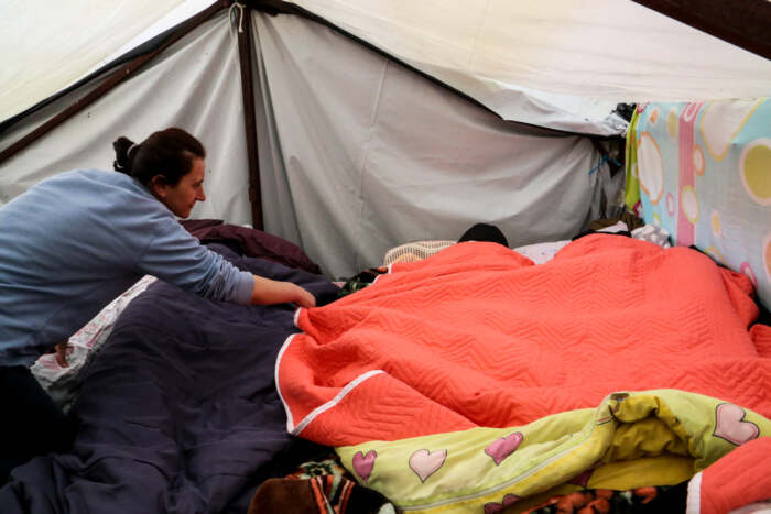 70 μέρες μετά τους σεισμούς στα σεισμόπληκτα χωριά της Λάρισας 16 οικογένειες μένουν σε σκηνές!