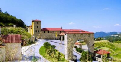 Πα­νη­γυ­ρί­ζει η Ιε­ρά Μο­νή Αγίας Τριάδος Σπαρμού Ολύμπου