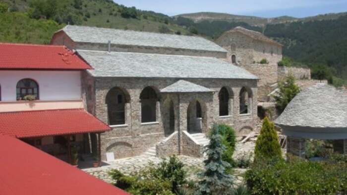 Γιορτάζει η Μονή Αγίας Τριάδος Λιβαδίου