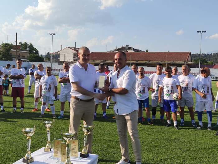 Ενίσχυσαν τους σεισμοπαθείς της Ελασσόνας με ποδοσφαιρικό αγώνα παολαιμάχων – ΦΩΤΟ