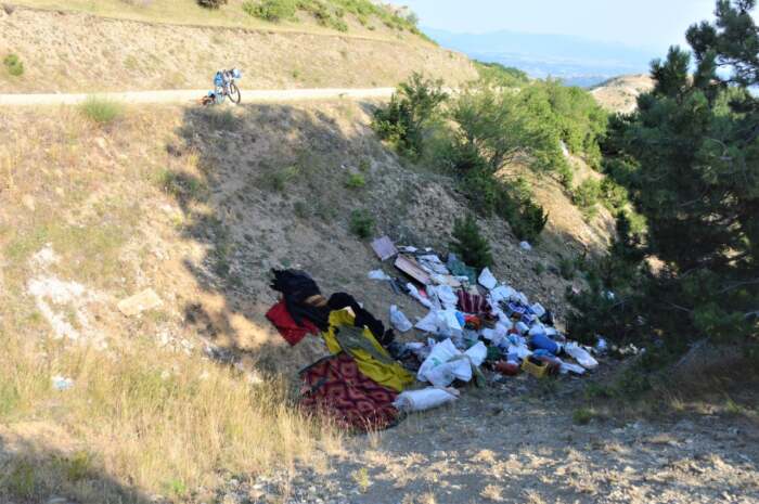Μια Ουγγαρέζα στο Λιβάδι Ελασσόνας μιλάει για πεταμένους θησαυρούς και ζητάει από το χωριό να «ξυπνήσει» (φωτο)