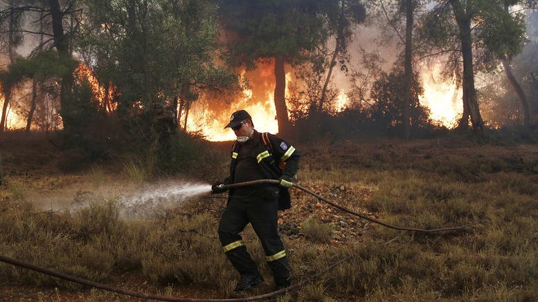 Ελασσόνα: Οριοθετημένη αλλά καίει ακόμα η φωτιά στο Σαραντάπορο