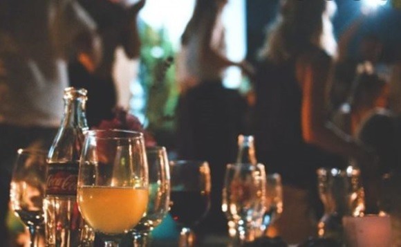 5 ΣΥΛΛΗΨΕΙΣ ΣΤΗ ΣΚΙΑΘΟ ΚΑΙ 1 ΣΤΗΝ ΕΛΑΣΣΟΝΑ ΓΙΑ ΠΑΡΑΒΙΑΣΗ ΤΩΝ ΜΕΤΡΩΝ ΚΑΤΑ ΤΟΥ ΚΟΡΩΝΟΪΟΥ ΣΤΗΝ ΕΣΤΙΑΣΗ