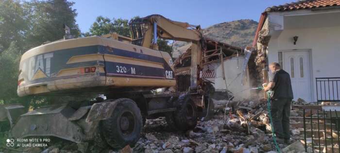 Ξεκίνησε η κατεδάφιση ακατάλληλων σπιτιών στο σεισμόπληκτο Δαμάσι – Δείτε εντυπωσιακές φωτογραφίες