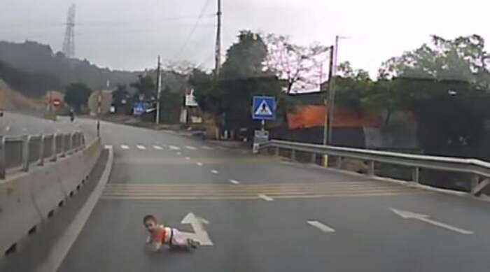 Νεαρή οδηγός εντόπισε ενάμιση ετών μωρό να μπουσουλάει μόνο του μεσάνυχτα στη μέση του δρόμου και το έσωσε
