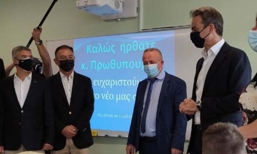 Στις αίθουσες του δημοτικού σχολείου Δαμασίου ξεναγήθηκε ο Μητσοτάκης και συνομίλησε με τους μαθητές – ΦΩΤΟ