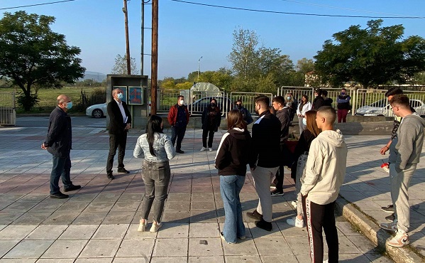 ΜΕ ΜΑΘΗΤΕΣ ΤΟΥ ΕΠΑΛ Ο ΔΗΜΑΡΧΟΣ ΕΛΑΣΣΟΝΑΣ