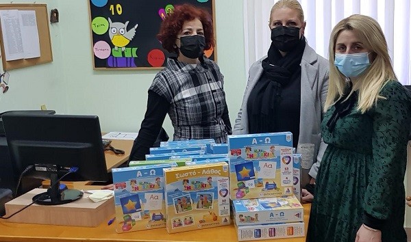 ΧΡΙΣΤΟΥΓΕΝΝΙΑΤΙΚΑ ΔΩΡΑ ΣΕ ΟΛΑ ΤΑ ΠΑΙΔΙΑ ΤΩΝ ΠΑΙΔΙΚΩΝ ΣΤΑΘΜΩΝ ΤΟΥ ΔΗΜΟΥ ΕΛΑΣΣΟΝΑΣ