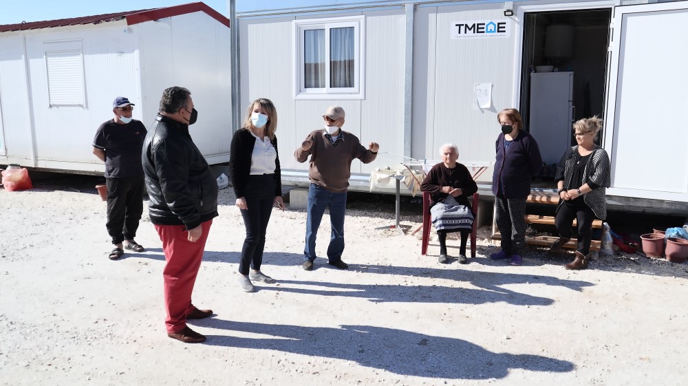 Στον οικισμό σεισμοπλήκτων στο Μεσοχώρι η αντιδήμαρχος Φρ. Καρκαβανίδου